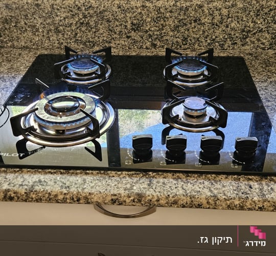 כיריים גז על משטח שיש במטבח